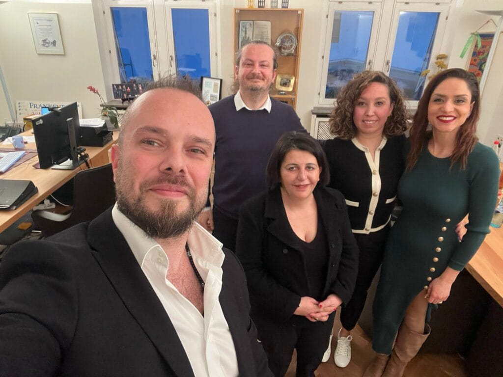 Frankfurt Belediye Meclisi Başkanı Hilime Arslaner ve ATE Derneği yönetimi belediye binasında.