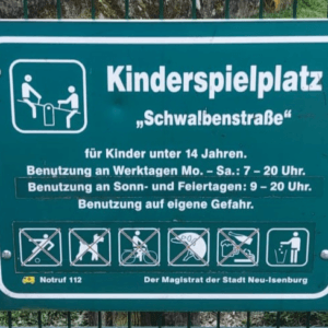 Almanya çocuk parkı kuralları ve yasaklarını gösteren yeşil renkli resmi tabela örneği