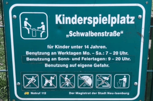 Almanya çocuk parkı kuralları ve yasaklarını gösteren yeşil renkli resmi tabela örneği